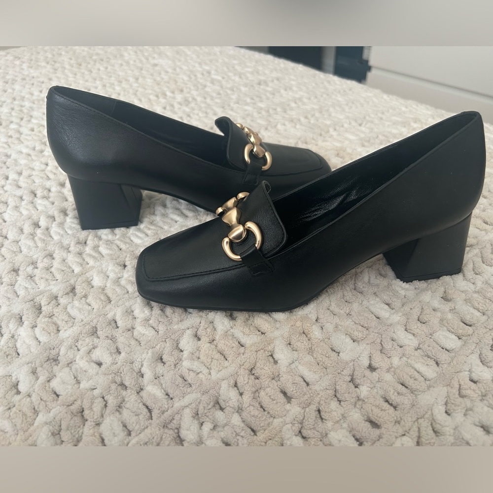 Elegant Black leather Loafers with Gold Accent